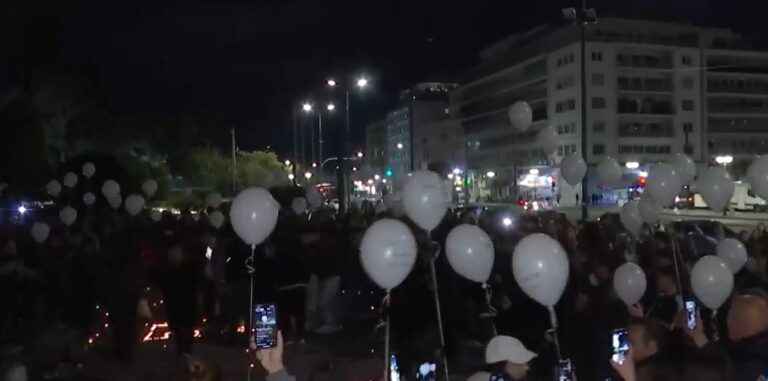 image Τέμπη: 57 μπαλόνια στον ουρανό ακριβώς στις 23:18 – Συμπληρώθηκαν 2 χρόνια από τη μοιραία σύγκρουση