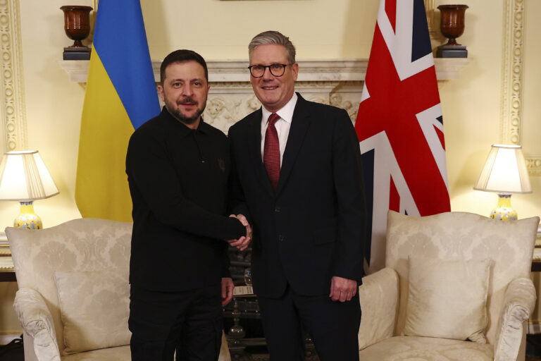 image Η ακλόνητη στήριξη στην Ουκρανία και η λεπτή ισορροπία του Στάρμερ ανάμεσα σε Τραμπ και Ζελένσκι