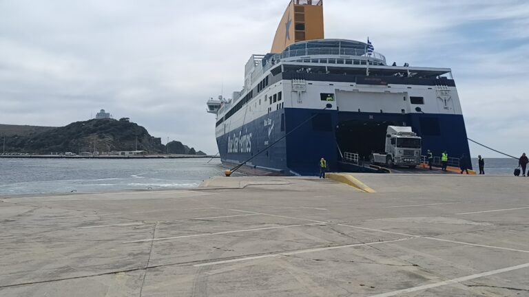 image Στο “παλιό” λιμάνι της Μύρινας έδεσε το “MYCONOS” με προορισμό την Καβάλα .(βιντεο)