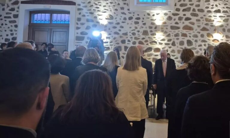 image Τα Σαντούρια πενθούν, η Λέσβος διδάσκει: Η Ανθρωπιά του Μουτζούρη μπροστά στην Ευρώπη