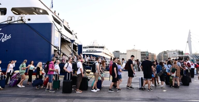 image Φεύγουν οι πρώτοι εκδρομείς του Πάσχα – Αυξημένη κίνηση σε λιμάνια, διόδια, ΚΤΕΛ και αεροδρόμια