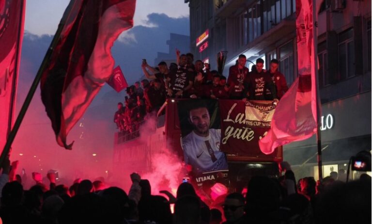 image «Κάηκε » η Λάρισα για την άνοδο της ΑΕΛ στη Superleague 1 – Δείτε βίντεο και φωτογραφίες από τους πανηγυρισμούς στο κέντρο της πόλης