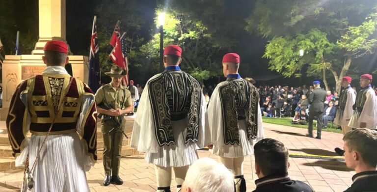 image ANZAC DAY: Συγκίνησαν τους Έλληνες της Αδελαΐδας οι Εύζωνες μας