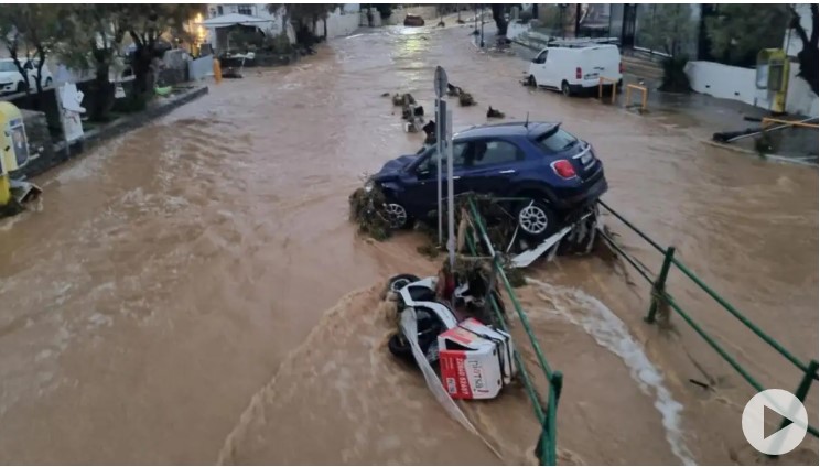 image Κακοκαιρία: Εικόνες χάους σε Πάρο, Μύκονο, Σύρο και Χίο – Τεράστιες καταστροφές στους δρόμους, μέσα στις λάσπες σπίτια και επιχειρήσεις