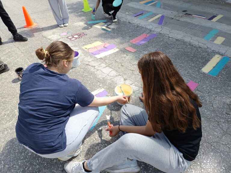image Χρώματα , χαμόγελα και υποδείξεις οδικής ασφάλειας σήμερα στην Λ. Δημοκρατίας.(Βίντεο+φωτο)
