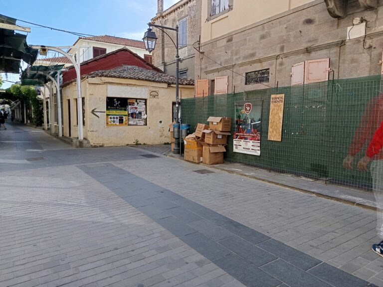 image Καλοκαίρι 2025:Παράτησαν άδειες  κούτες στην κεντρική αγορά της Μύρινας.