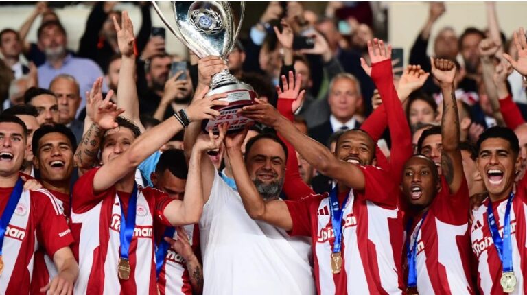 image Τελικός Κυπέλλου: Η απονομή της κούπας στους ερυθρόλευκους