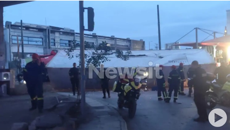 image Φορτηγό έπεσε από γέφυρα της Πέτρου Ράλλη και κατέληξε στη Θηβών – Τραυματίστηκε ο οδηγός