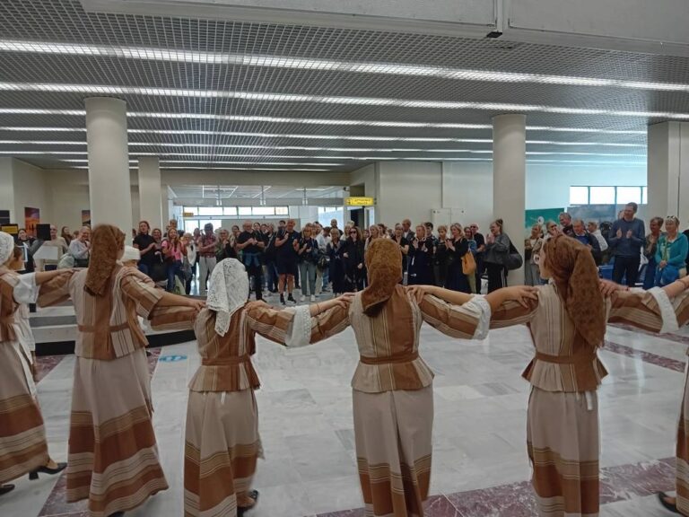 image Προσγειώθηκαν τα πρώτα Τσάρτερ στην Λήμνο. Θερμή υποδοχή σε Δανούς και Σουηδούς επισκέπτες.