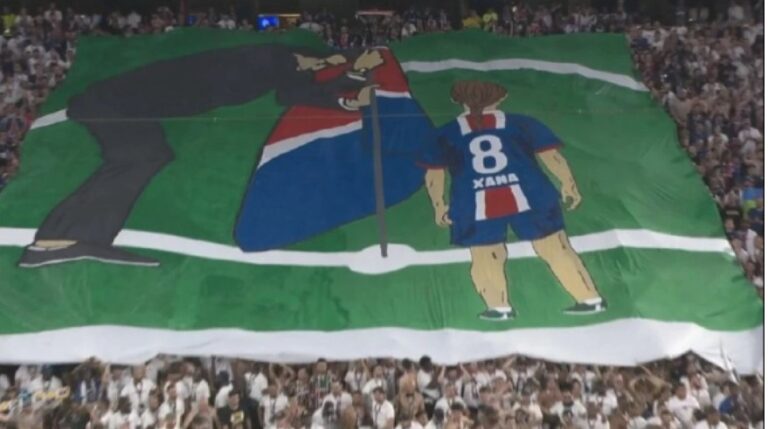 image Champions League Το συγκλονιστικό πανό των οπαδών της Παρί Σεν Ζερμέν για τον Λουίς Ενρίκε και την κόρη του – Βίντεο