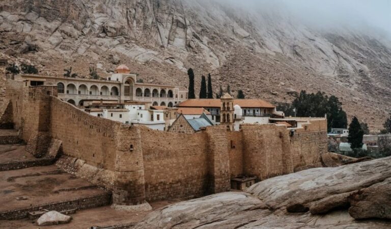 image Μονή Αγίας Αικατερίνης Σινά: Διελκυστίνδα Αθήνας – Καΐρου για το καθεστώς ιδιοκτησίας.