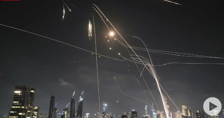 image Το Ιράν «απαντάει» στο Ισραήλ με πυραυλική επίθεση