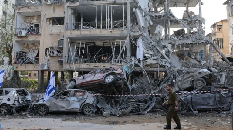 image Τρεις οι νεκροί στο Τελ Αβίβ και μεγάλες καταστροφές από τα αντίποινα της Τεχεράνης – Αεροπορικές βάσεις χτύπησε το Ισραήλ στο Ιράν