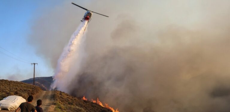 image Σε πύρινο κλοιό η Χίος – Μάχη με τις φλόγες σε τρία μέτωπα, ξεκίνησαν ρίψεις τα εναέρια μέσα