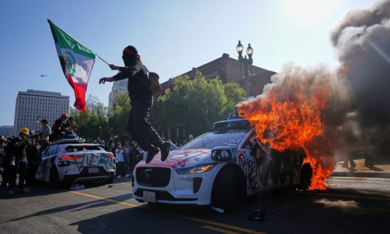 image Λος Άντζελες: «Φέρτε τα στρατεύματα, συλλάβετε τους μασκοφόρους», λέει ο Τραμπ