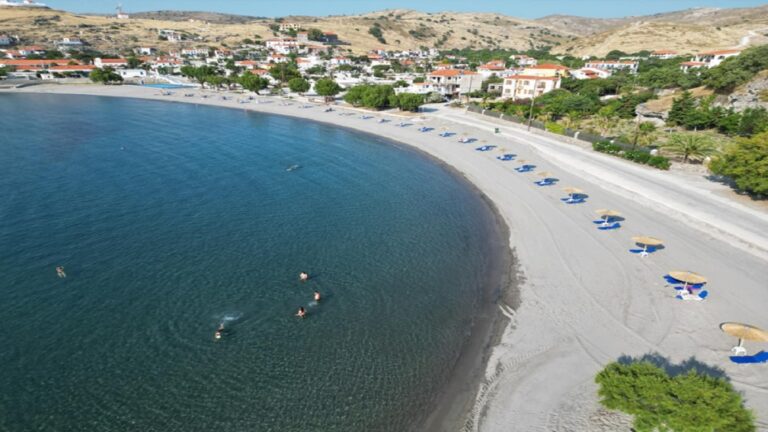 image Αγιος Ευστράτιος, παραδόθηκε η παραλία για την  εξυπηρέτηση των λοουμένων.