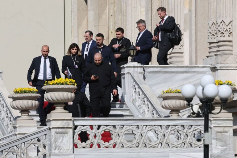 image Συνομιλίες στην Κωνσταντινούπολη: Τι συζήτησαν Μόσχα και Κίεβο για εκεχειρία, ανταλλαγή αιχμαλώτων και την συνάντηση Ζελένσκι με Πούτιν