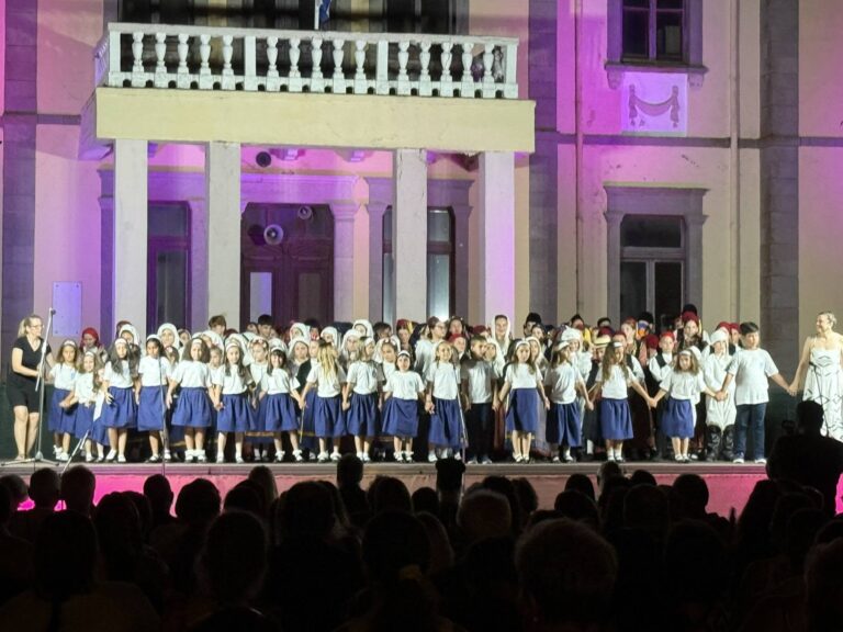 image Λύκειο των Ελληνίδων Λήμνου, Μουσικοχορευτική παράσταση “Πέρα από τη θάλασσα” ,στο κατάμεστο Γυμνάσιο.