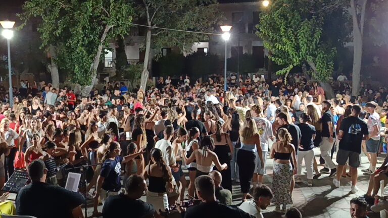 image ” Γκρεμίστηκε” το Ανδρώνι στο χθεσινό πανηγύρι του Α.Ο. “Αργοναύτες”! Λαοθάλασσα χόρεψε στους ρυθμούς του “Κεχαγιά”(Βίντεο+φωτο)