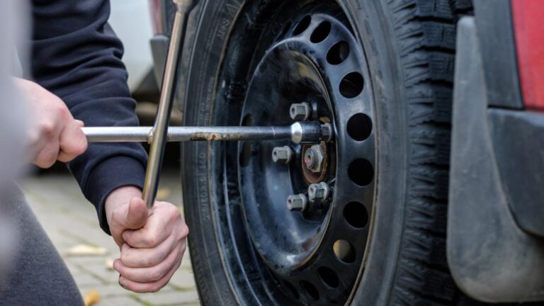 image Λήμνος, άγνωστοι αφαίρεσαν μπουλόνια των τροχών από οχήματα.