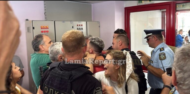 image Ένταση στο νοσοκομείο Λαμίας με τον Άδωνι Γεωργιάδη στα εγκαίνια των ΤΕΠ (ΒΙΝΤΕΟ-ΦΩΤΟ)