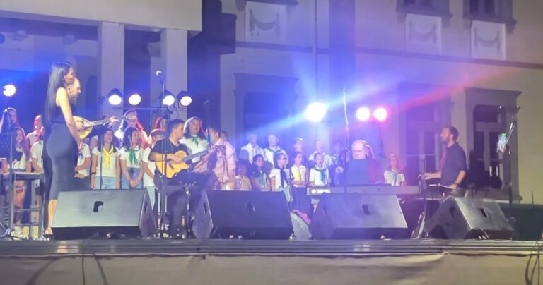 image Μάγεψε η Παιδική Χορωδία  του Δήμου Λήμνου στην συναυλία του Γρηγόρη Μπιθικώτση.(Βίντεο)