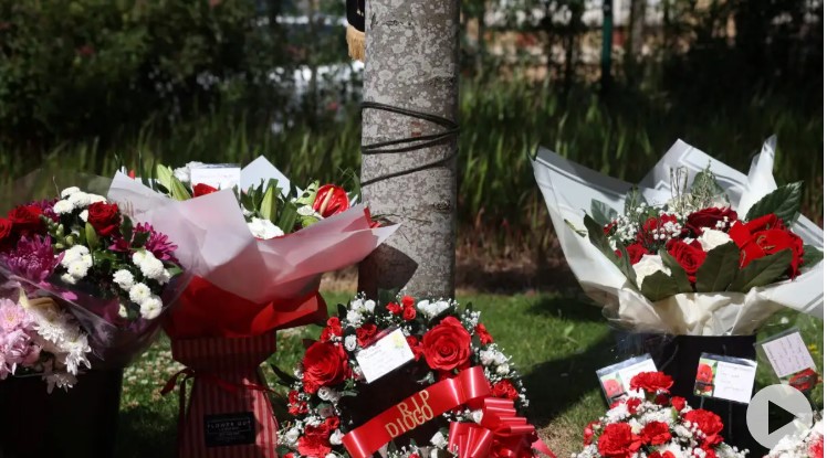 image Ντιόγκο Ζότα: Φίλοι της Λίβερπουλ αφήνουν λουλούδια στο «Anfield» για τον αδικοχαμένο ποδοσφαιριστή