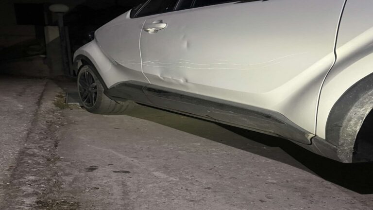 image Ασυνείδητος οδηγός στην  Μύρινα χτύπησε αυτοκίνητο και εξαφανίστηκε..