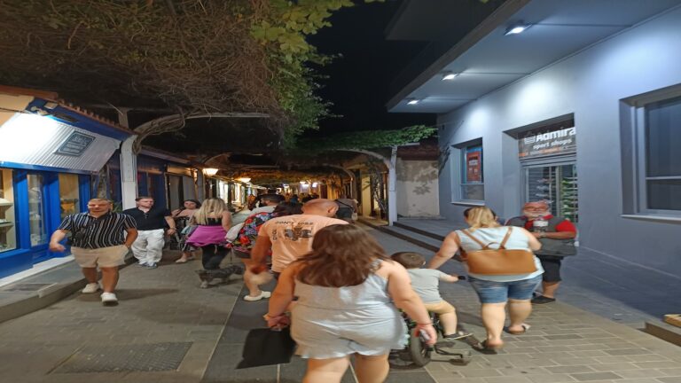 image Εμπορικός σύλλογος Λήμνου: Tα σταντ και οι πάγκοι των εκθεμάτων να περιορίζονται δίπλα στο πεζοδρόμιο.