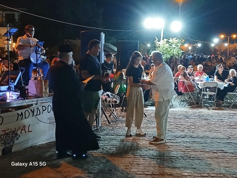 image 12ης Γιορτή μελιού στο λιμάνι του Μούδρου, βράβευση αριστούχων μαθητριών του Γυμνασίου Μούδρου.