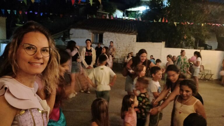 image Καμίνια: Παιδικό πάρτυ με παραδοσιακά παιχνίδια, “πλημμύρισε” παιδιά το γεφύρι του χωριού!(φωτο)