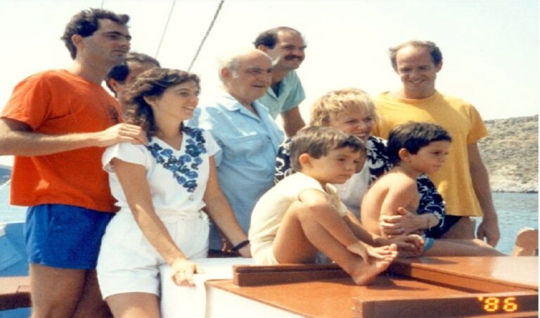 image Νίκος Παπανδρέου: «Παιδί μου, στη Λήμνο ακούεις την αλμύρα!»