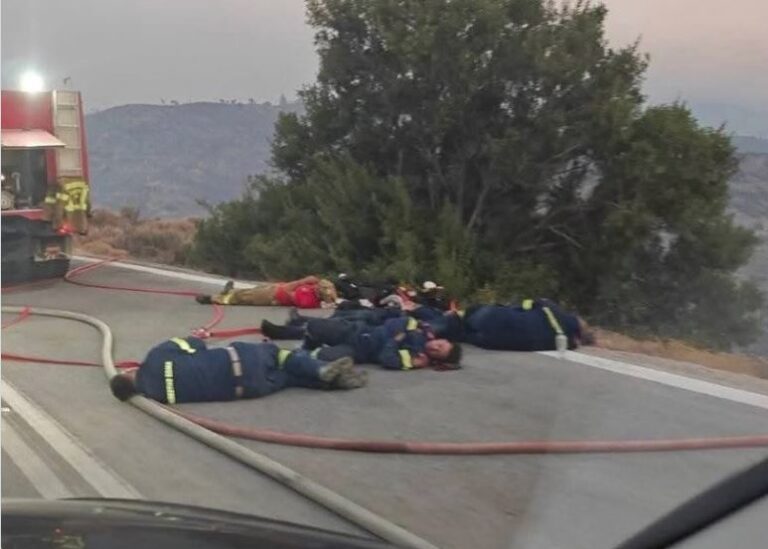 image Συγκλονίζει η εικόνα των εξαντλημένων πυροσβεστών μετά την ολονύχτια μάχη με την πυρκαγιά στη Χίο