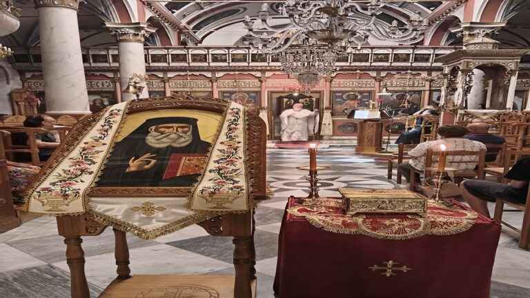 image Τιμή και Ευλογία από τον Άγιο Νεκτάριο στο Πλατύ. Σε λαϊκό προσκύνημα απότμημα του ιερού Λειψάνου.