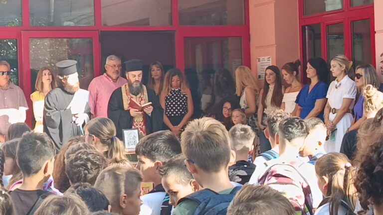 image Με συγκίνηση και υπερηφάνεια ο αγιασμός στο 2ο Δημοτικό Σχολείο Μύρινας. Οι μαθητές τραγούδησαν τον Εθνικό Ύμνο(Βίντεο+φωτο)