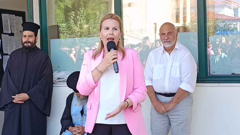 image H Δήμαρχος Ελεονώρα Γεώργα στον  Αγιασμό του  Γυμνασίου Μύρινας(Βίντεο+φωτό)