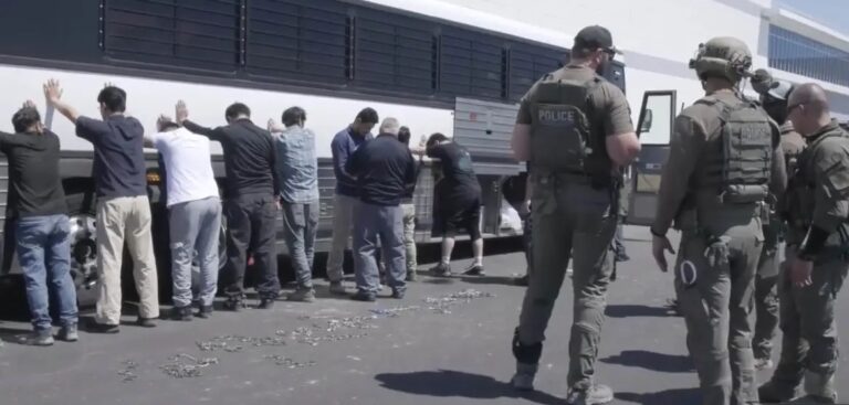 image Γκάφα της Υπηρεσίας Μετανάστευσης: Απέλασαν προσωπικό της Hyundai και πάγωσαν την μεγαλύτερη επένδυση της Νότιας Κορέας στις ΗΠΑ