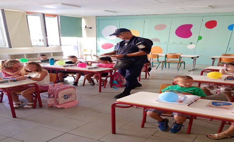 image Ενημερωτικό υλικό με συμβουλές κυκλοφοριακού περιεχομένου, διένειμαν αστυνομικοί σε μαθητές δημοτικών σχολείων και γονείς, στα νησιά του Βορείου Αιγαίου