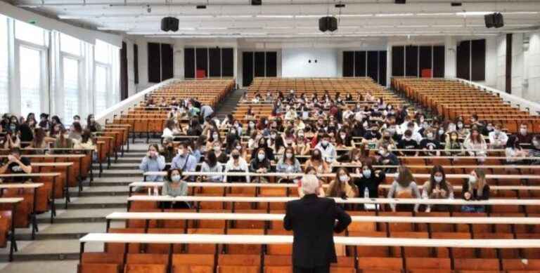 image Λατινοπούλου: «Μπάτε σκύλοι αλέστε στα  Ελληνικά Πανεπιστήμια»