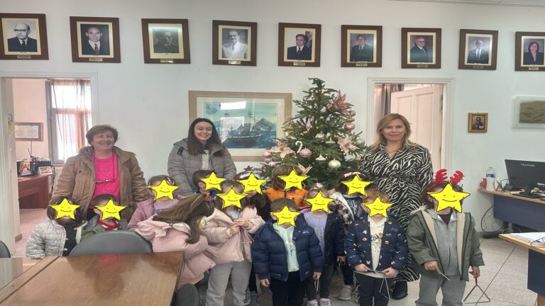 image μαθητές του 1ου Νηπιαγωγείου Μύρινας στόλισαν το Χριστουγεννιάτικο Δέντρο του Δημαρχείου