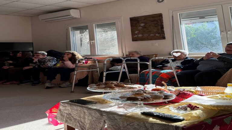 image Κάλαντα στο Γηροκομείο Λήμνου από μαθητές του Γυμνασίου Μύρινας.(Βίντεο)