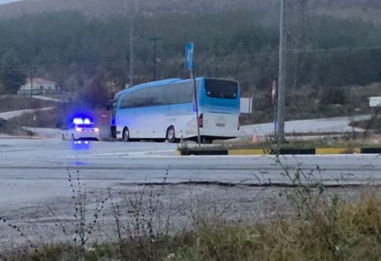 image Εξετράπη λεωφορείο με 25 εργαζομένους της ΔΕΗ στην Πτολεμαΐδα, νεκρός ο οδηγός μετά από ανακοπή