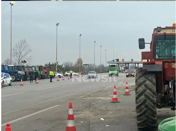 image Μπλόκα αγροτών: Ανοίγουν δύο λωρίδες σε Ριτσώνα, Κάστρο και Αμφίκλεια προς Θεσσαλονίκη, ουρές χιλιομέτρων στους παραδρόμους