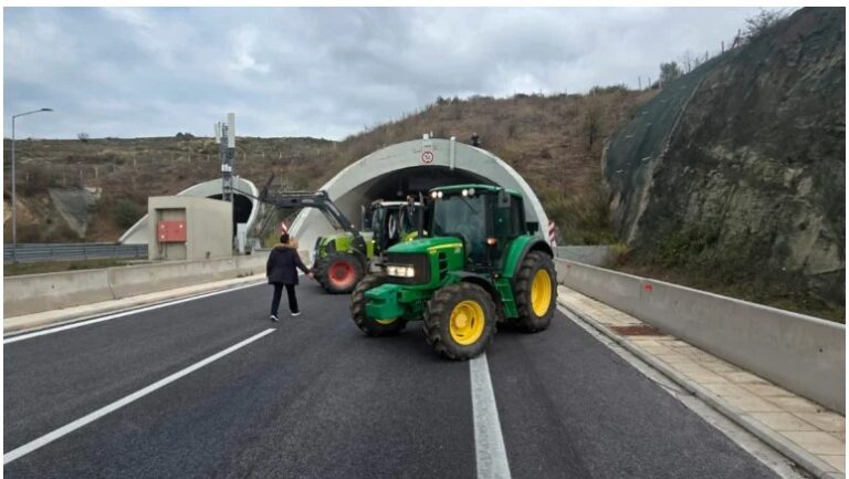 image Αγρότες: Ημέρα αναδιάταξης στα μπλόκα για τη διέλευση των εκδρομέων – «Αγκάθι» οι εκτροπές κυκλοφορίας