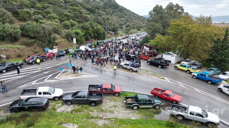 image Αγρότες και κτηνοτρόφοι της Λέσβου στο μπλόκο της Λάρσου μέσα στη βροχή