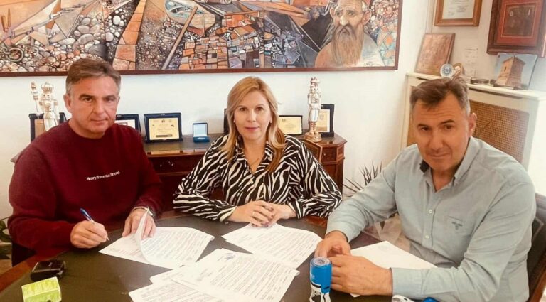 image Υπεγράφη η σύμβαση για την ολοκλήρωση παρεμβάσεων σε Τσιμάνδρια, Ρεπανίδι και Φισίνη – Ξεμπλόκαρε σημαντικό έργο του Δήμου Λήμνου