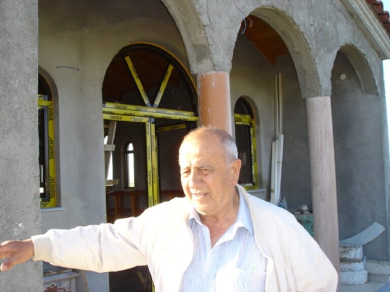 image Ο Σταύρος Τραγάρας αποχαιρετά τον Βασίλη Σαράντη .