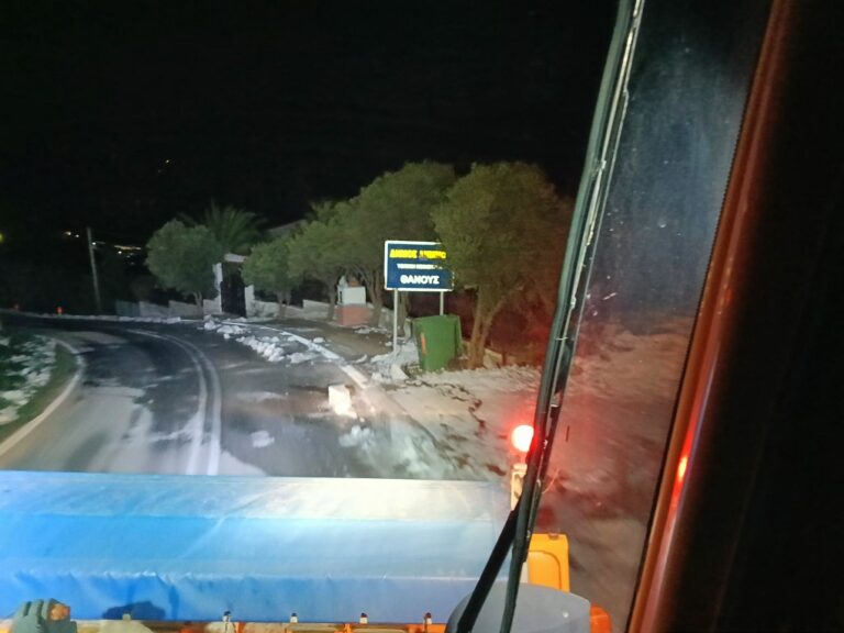 image Έγκαιρη κινητοποίηση της Π.Ε. Λήμνου για την αντιμετώπιση της χιονόπτωσης – Ρίψη αλατιού στο επαρχιακό οδικό δίκτυο από τις 5:00 τα ξημερώματα