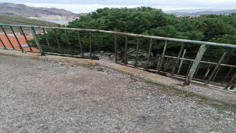 image Εικόνες εγκατάλειψης στις εργατικές κατοικίες Μύρινας: Σκουριασμένα κάγκελα και κίνδυνοι για τους κατοίκους