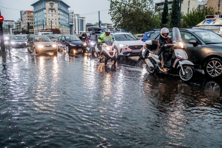 image Κακοκαιρία στην Αττική: Μήνυμα του 112 στους κατοίκους – «Περιορίστε τις μετακινήσεις σας»